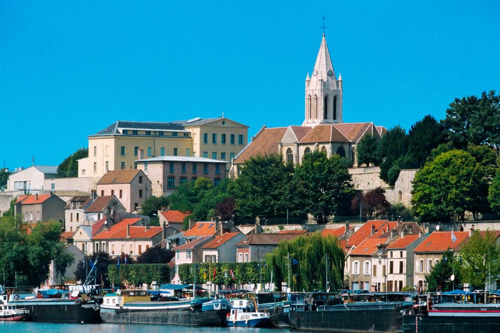 CONFLANS AUVERS SUR OISE FRANCIA CRUCEROS SENA CRUCEROS FLUVIALES FRANCIA SENA CRUCEROS SEINE RIVER CRUISES AUVERS SUR OISE CHATEAU #Conflans #Auvers #Francia #CrucerosFluviales #CrucerosSena #Seine #SeineRiverCruises #RiverCruises